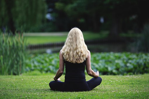 mujer meditando